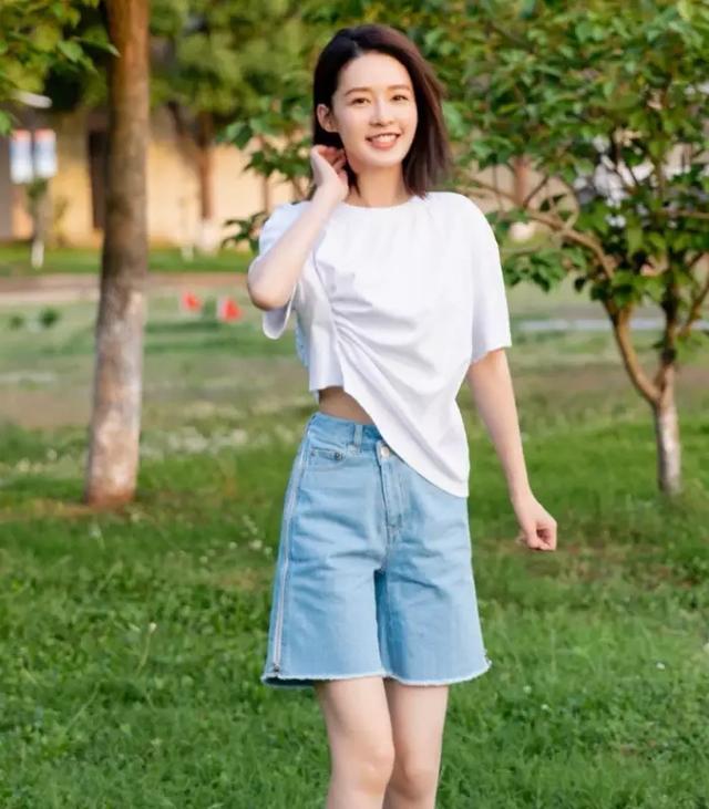 李沁真是娱乐圈一股清流！出道12年依然是邻家女孩，清新沁人