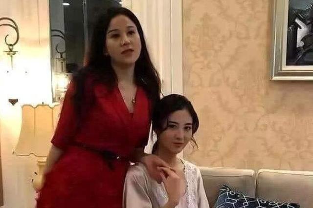 “最美丈母娘”走红，风韵迷人艳压新娘，网友：这颜值不输明星