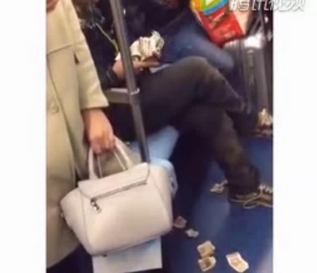 地铁上，衣衫偻烂的乞丐边数钱边丢，一毛的全不要，惊呆了全车人