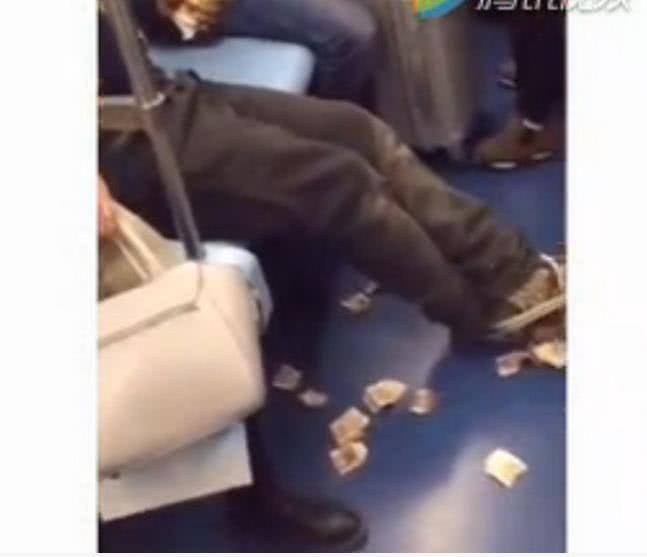 地铁上，衣衫偻烂的乞丐边数钱边丢，一毛的全不要，惊呆了全车人