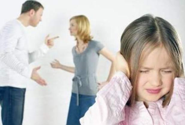 当父母吵架时，孩子的心里在想什么？看完才知伤害有多重