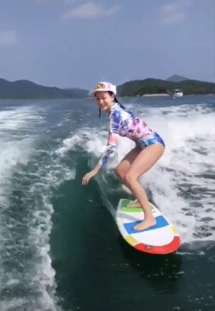 "艾莉"李彩桦近况罕曝光！晒冲浪视频秀美腿，却被疑变脸认不出？