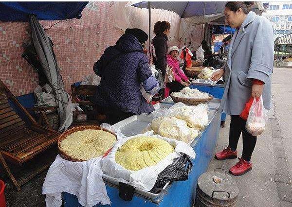云南一个超喜欢吃米线的城市，米线堆成小山，小贩摊位难求