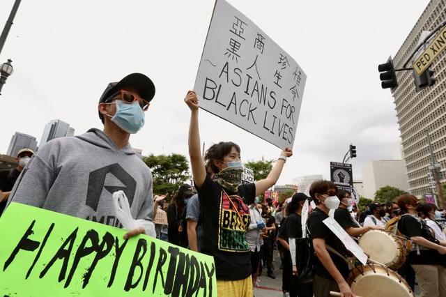 抗议警察暴行亚裔团体现身 中文标语惹眼