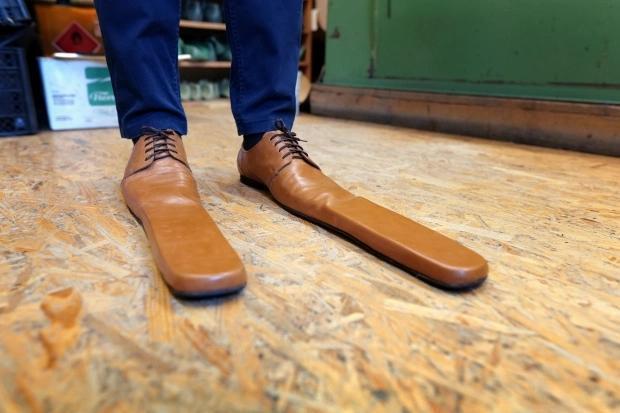 罗马尼亚鞋匠制造“长鼻子鞋”呼吁保持社交距离，间隔可达1.5米