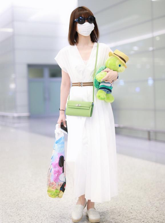 毛晓彤穿一袭白色连衣长裙走机场，温柔清新，自带满身仙气！