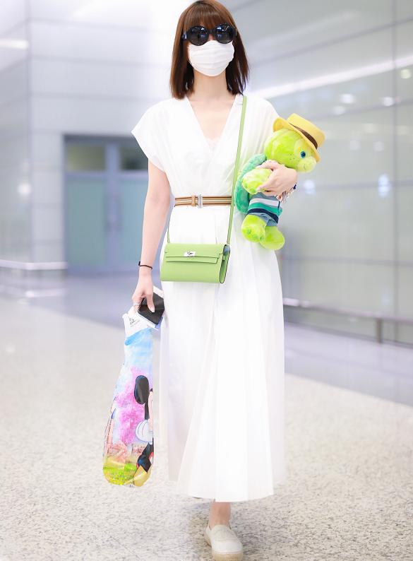 毛晓彤穿一袭白色连衣长裙走机场，温柔清新，自带满身仙气！