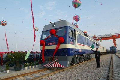 中国的第一个铁路集装箱中心站——芦潮港站