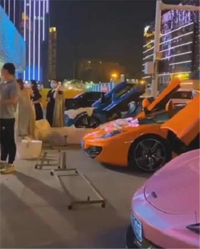 武汉地摊夜市，一批网红开超跑齐全，表面在卖货，实则是直播炒作