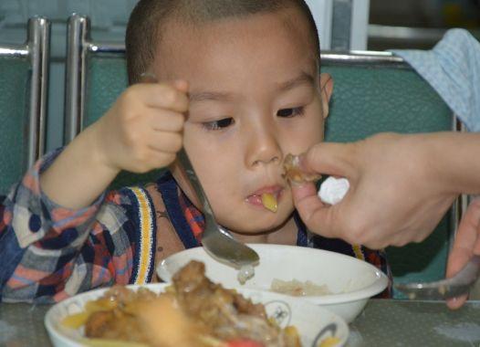 3岁男童呕吐不止，紧急送医，医生告诫：这些食物别再给孩子吃！