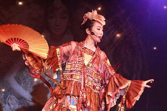 萨顶顶卸妆后堪比整容术，出演《香蜜沉沉烬如霜》神婆变少女