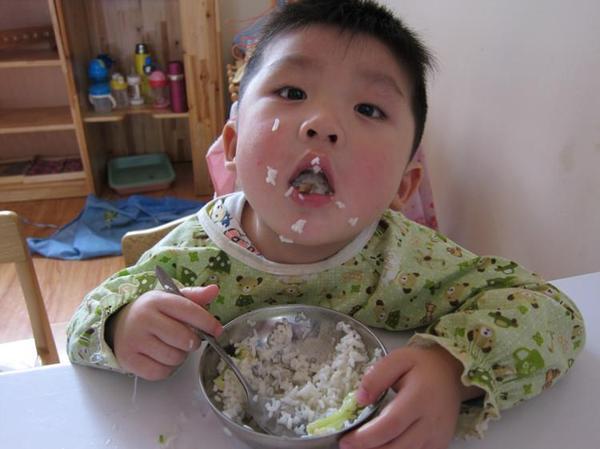 3岁男童呕吐不止，紧急送医，医生告诫：这些食物别再给孩子吃！