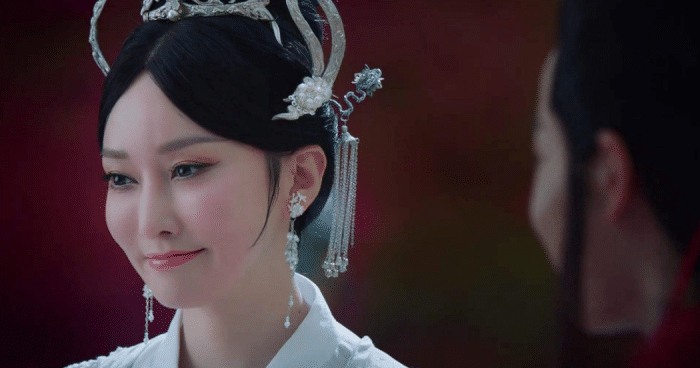 萨顶顶卸妆后堪比整容术，出演《香蜜沉沉烬如霜》神婆变少女
