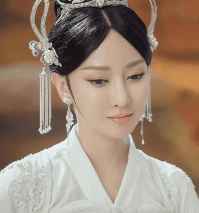 萨顶顶卸妆后堪比整容术，出演《香蜜沉沉烬如霜》神婆变少女