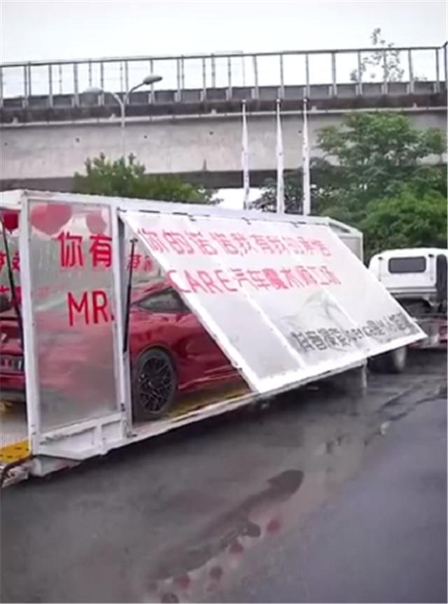 “禁忌红”宝马M8提车，落地220万，提车当天仪式感颇为浪漫