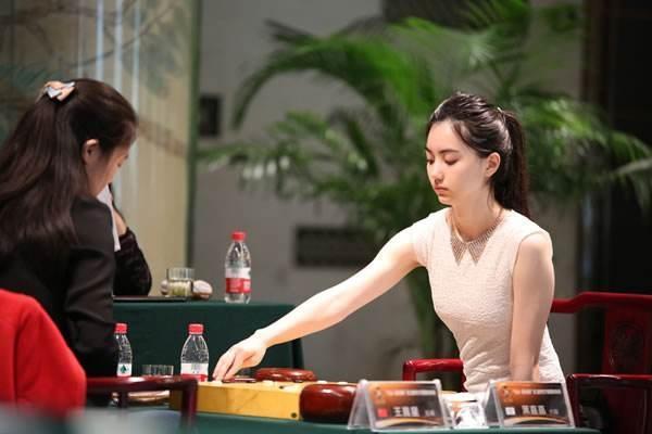 最美围棋女神：4岁拍广告，柯洁曾因嘴贱得罪女神，最后尴尬道歉