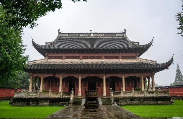 浙江独一个宫殿式庙宇，设计仿照故宫太和殿，被誉“江南紫禁城”