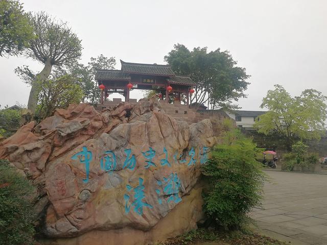 重庆一座三面悬崖的古镇，中国十大古镇之一，4A级景色无门票