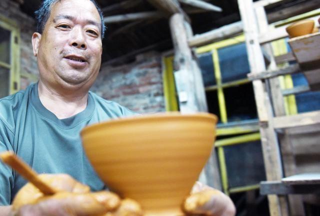 六旬工匠制陶50年，在龙窑中烧建盏，窑温高达1300摄氏度