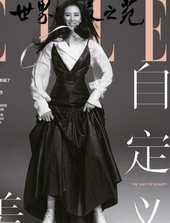 刘诗诗杂志大片，复古蓝裙子和一头秀发展现别样美丽