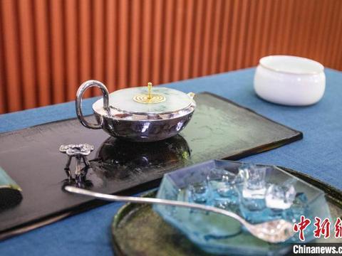 中国茶叶博物馆发布冰茶壶 还原传统茶水冰泡技艺