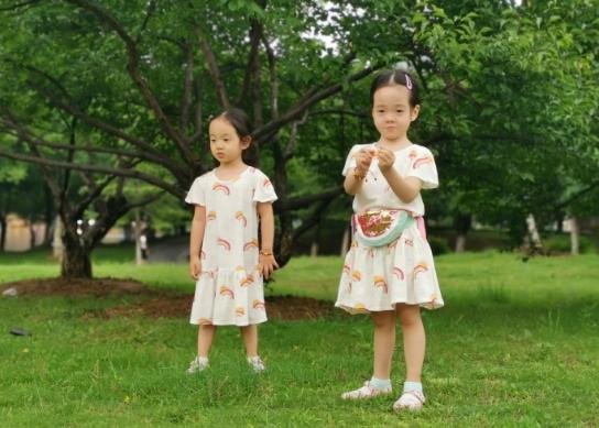 杨威陪孩子户外运动，杨阳洋与同学打真人CS，妹妹树下独自美丽