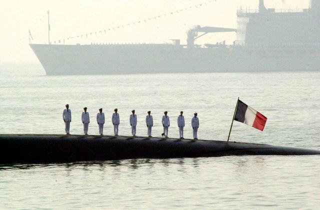 一枚弹道导弹破水而出，法国核潜艇燃起大火，烧了14小时才扑灭
