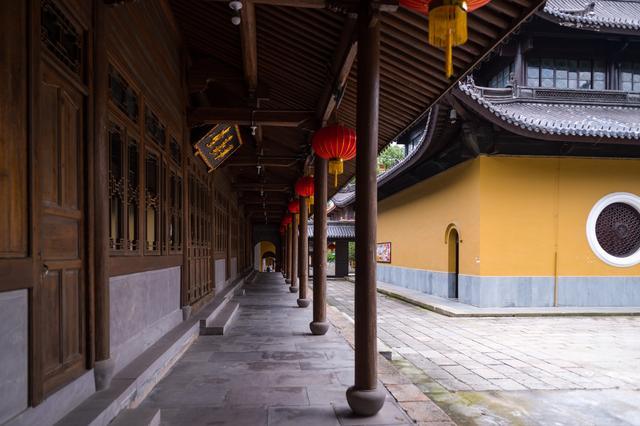 浙江被遗忘的古寺，迄今1700多年历史，建有世界最大的弥勒佛像