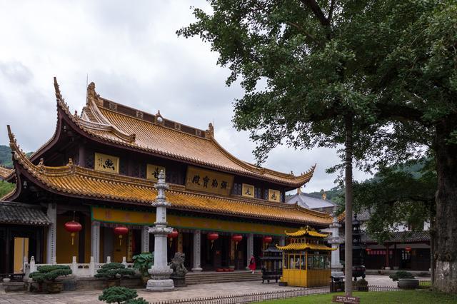 浙江被遗忘的古寺，迄今1700多年历史，建有世界最大的弥勒佛像