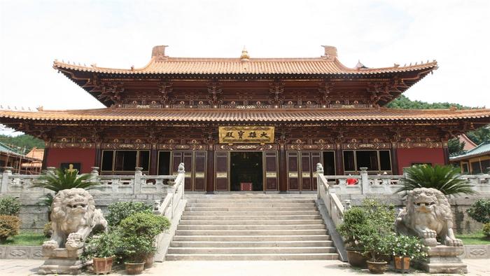 提供斋饭且门票免费的寺庙，有着全球最高的阿弥陀佛像，位于江西