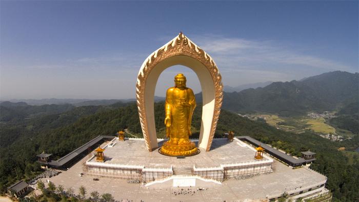 提供斋饭且门票免费的寺庙，有着全球最高的阿弥陀佛像，位于江西