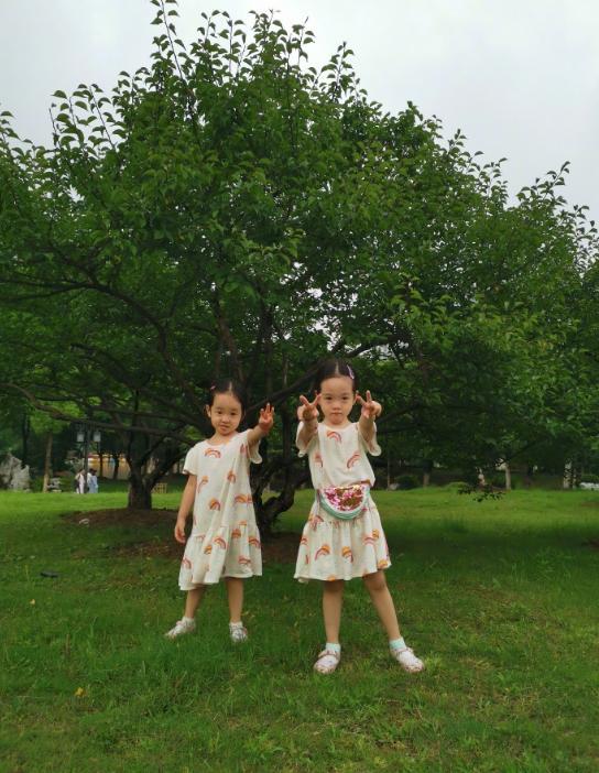 杨威陪孩子户外运动，杨阳洋与同学打真人CS，妹妹树下独自美丽