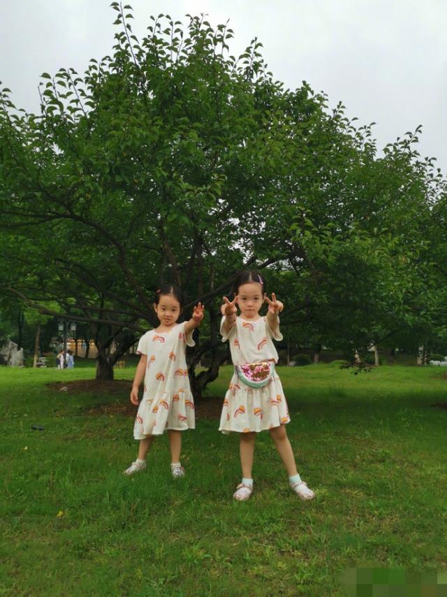 杨威儿女近照，杨阳洋帅气装扮抢镜，双胞胎妹妹比姐姐高出半个头