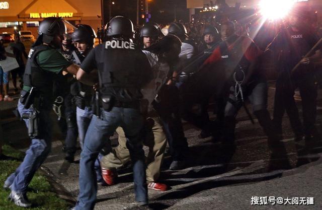 美国暴乱再升级，示威人群可能混入极端分子，突然开枪致2死5伤