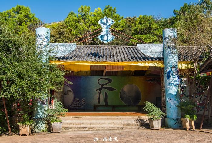 云南丽江有个东巴谷，随处可见东巴文，被称为唯一活着的象形文字