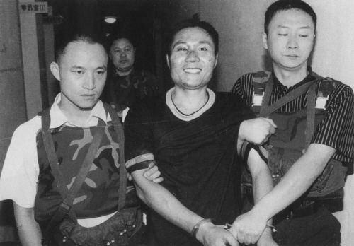 1999年悍匪张君抢劫武广，正遇晚报记者经过，冒死拍下照片