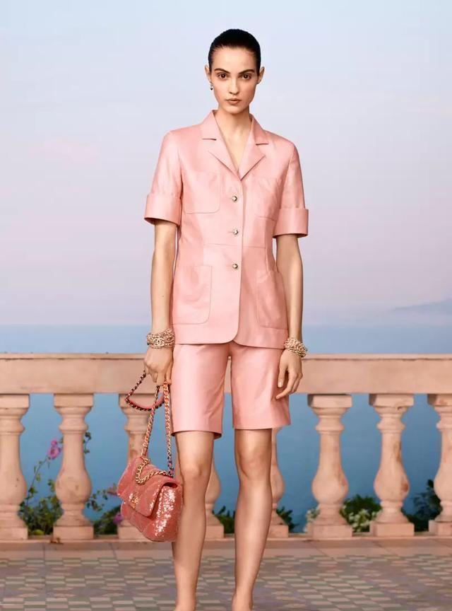 香奈儿Chanel 2021春夏度假系时装，不一样的度假一样的舒服欢乐