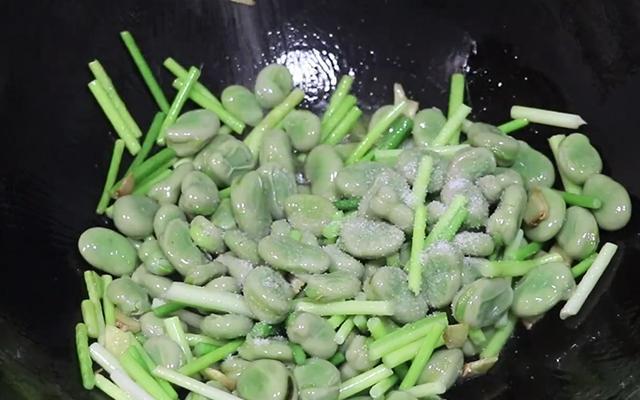 蚕豆最好吃的家常做法，加上一种配菜一炒，软糯嫩香，翠绿不发黄