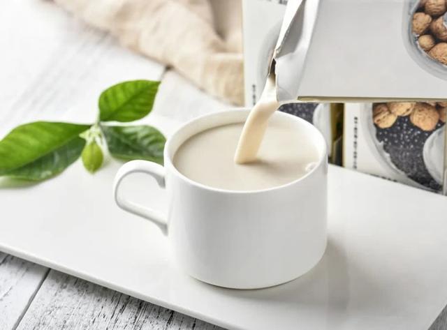 奶粉和牛奶，到底哪个补钙效果好，营养更高？实验数据告诉你
