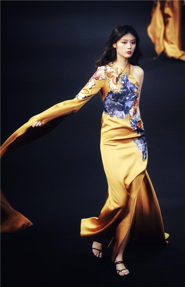 张肇达“中国炁系列”大秀压轴盛泽时尚周，再现千年绸都现代之美
