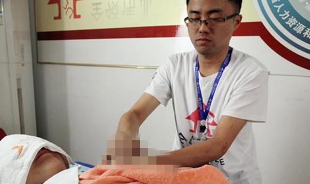 “男催乳师”走红，年轻宝妈偷偷体验，过后直呼：亏大了