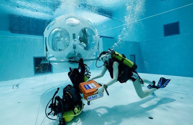 比利时一座水下餐厅，建在33米泳池下，一顿3000还有特殊要求