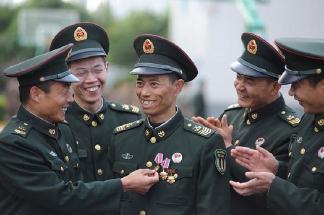 “中国兵王”王忠心：农村出身的他，将军见到都要给他敬礼问好