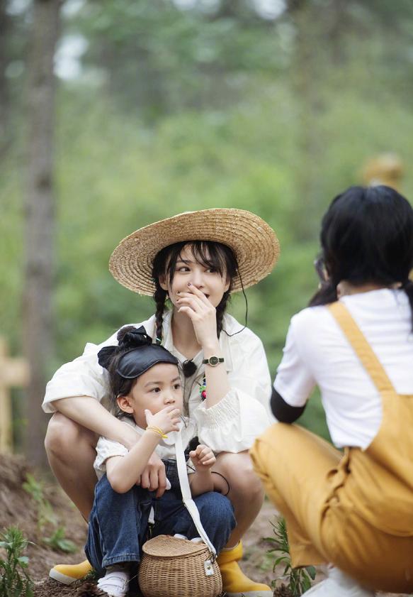 郑爽就算当村姑也是大美人！彩绳编发少女心，带个草帽气质依旧好