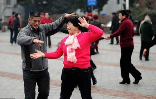 老太太跳广场舞为健身频遭吐槽，你怎么看？