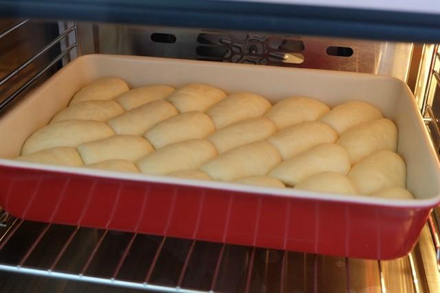 一次发酵的奶油小面包，做法简单省时间，奶香味十足，配方分享