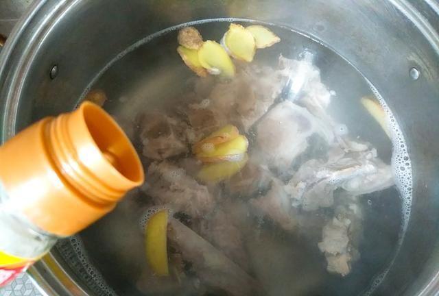 龙骨海带汤最好吃做法，教你技巧，汤浓香奶白鲜，肉菜软烂滑爽香