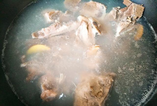 龙骨海带汤最好吃做法，教你技巧，汤浓香奶白鲜，肉菜软烂滑爽香