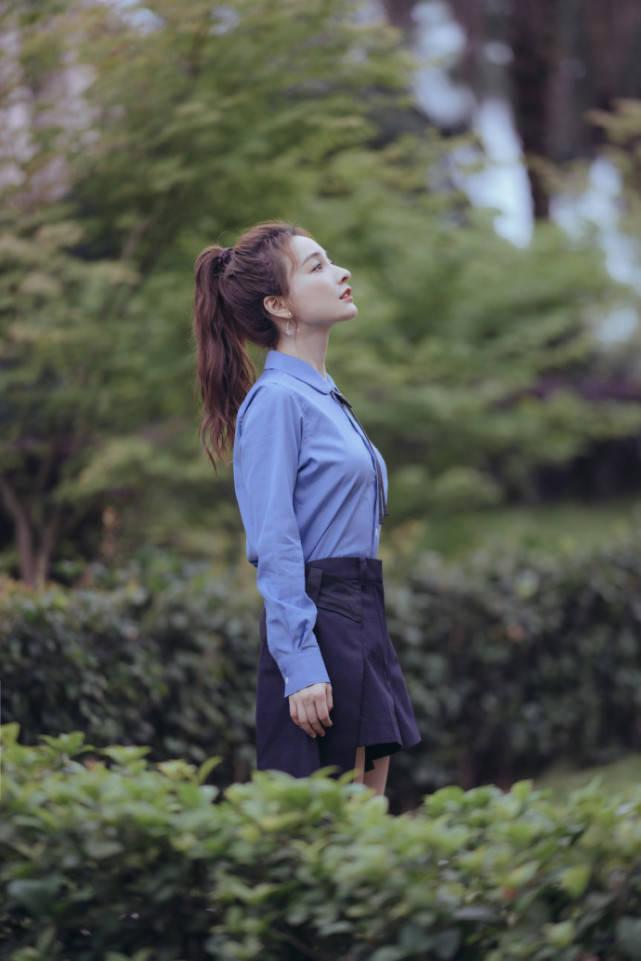 吴昕“校园风”写真公开，高马尾造型搭配蓝色衬衣，笑容太甜了！