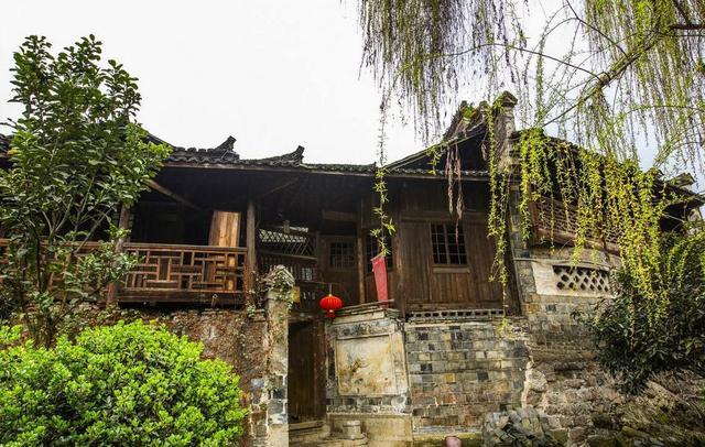 重庆最大的古镇，两千年的历史，龙潭独有的建筑艺术堪称中华一绝